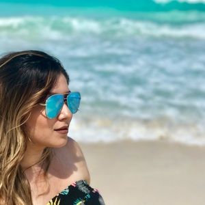 Meet your Posher, Crystal